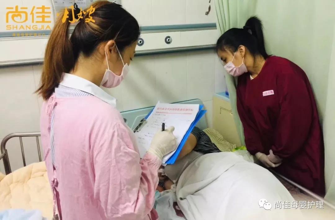 尚佳專(zhuān)業(yè)月嫂丨母乳丨你還認為初乳很臟，要擠掉的嗎？